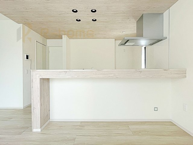 笠間市南友部1期　新築戸建て　1号棟のキッチン|コンロ前も壁がない嬉しい仕様！料理をしながら会話を楽しめます！