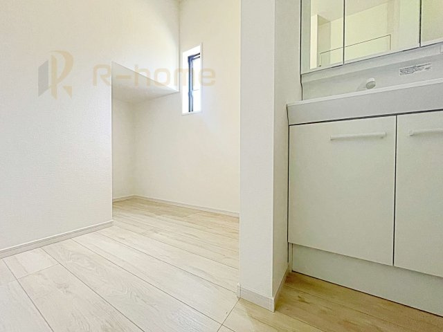 笠間市南友部1期　新築戸建て　1号棟の洗面所|ゆとりの洗面スペースで朝の身支度もスムーズに♪衣類やタオルを収納できるリネン庫付き！