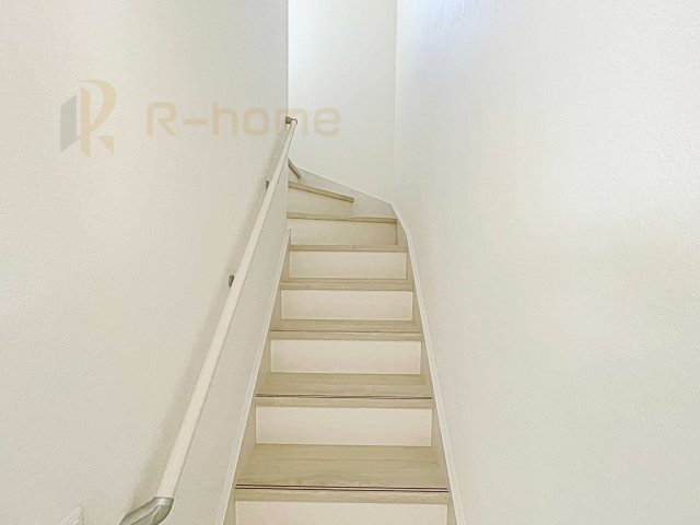 笠間市南友部1期　新築戸建て　1号棟の内装|手すりのついた階段！小さなお子様の利用も一安心です♪