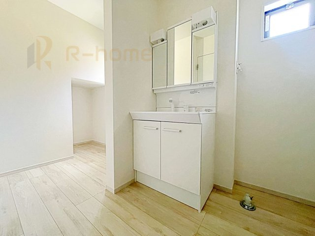 笠間市南友部1期　新築戸建て　1号棟の洗面所|清潔感溢れる洗面台は嬉しい三面鏡。タオルや衣類の収納に便利なリネン庫付き！