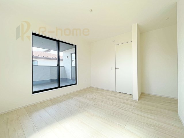 笠間市南友部1期　新築戸建て　1号棟の洋室|収納便利なウォークインクローゼット付きの洋室♪
明るく風通しの良いお部屋です♪
