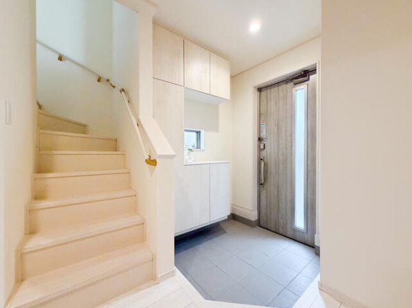 松山市 南梅本町（梅本駅） 2階建 ４ＬＤＫ（A号棟）の前面道路含む現地写真|北側からの写真です。