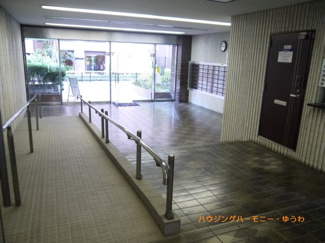 【その他共用部分】 | タイル調のエントランス内となります。エントランス内部、スロープ付きとなっています。