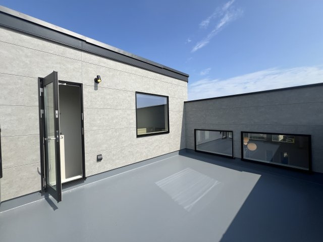 デザインも制震もアフターサポートも！イケメンな邸宅【泉区上飯田町】新築戸建のバルコニー|ルーフバルコニー