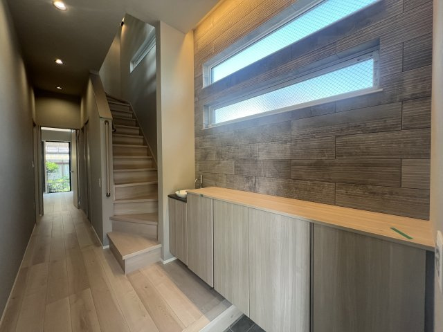 デザインも制震もアフターサポートも！イケメンな邸宅【泉区上飯田町】新築戸建の玄関|収納もある玄関です