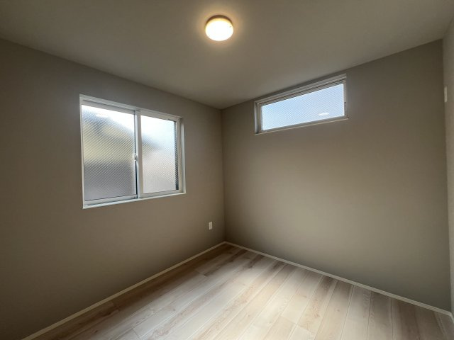 デザインも制震もアフターサポートも！イケメンな邸宅【泉区上飯田町】新築戸建の洋室|落ち着いた色調の洋室です