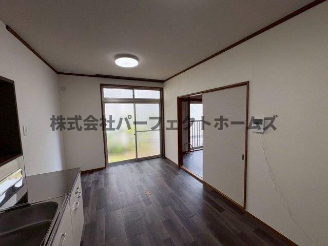 須山町戸建　賃貸の居間・リビング|こちらの居間で趣味の時間をお楽しみください