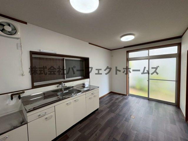 須山町戸建　賃貸のキッチン|キッチンでお料理をお楽しみください