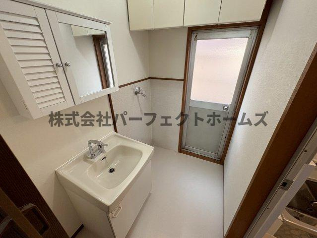 須山町戸建　賃貸の洗面所|スペースが確保できる洗面所です