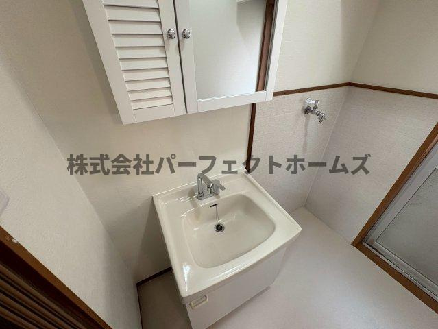 須山町戸建　賃貸の独立洗面台|朝の身支度には欠かせない独立洗面化粧台