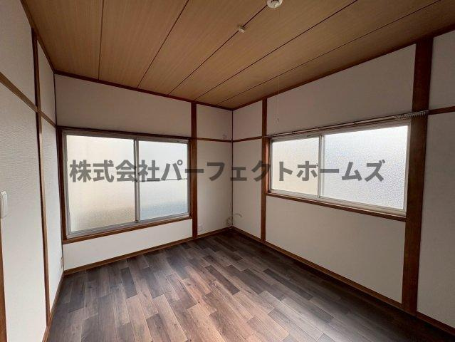 須山町戸建　賃貸の洋室|明るい洋室です
