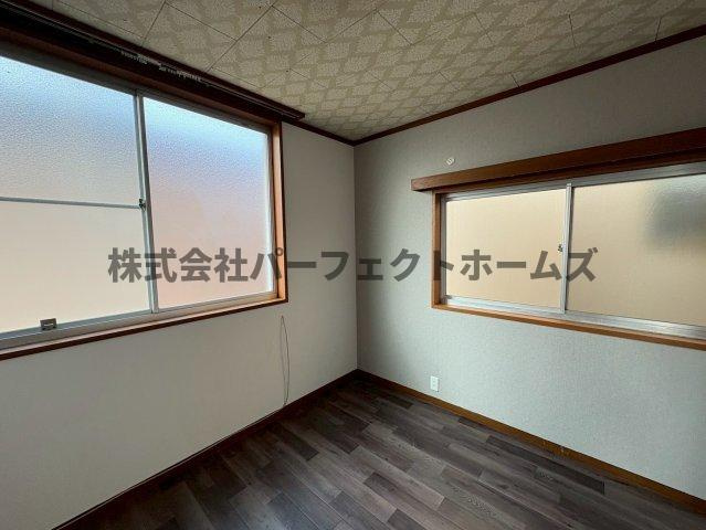 須山町戸建　賃貸の洋室|明るい洋室です