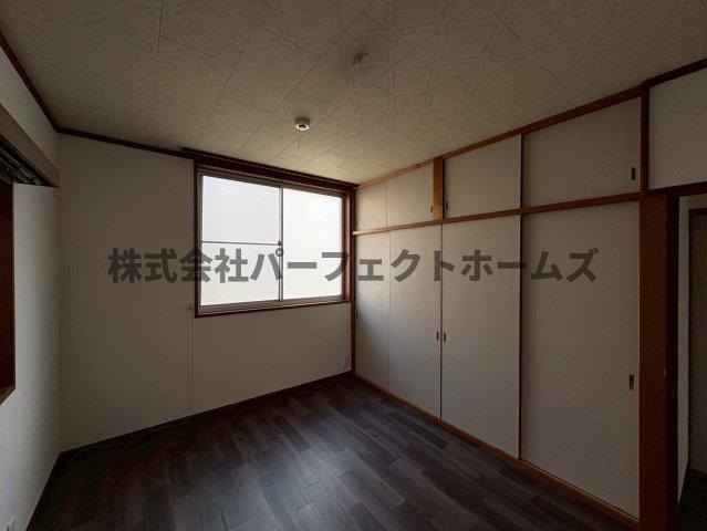 須山町戸建　賃貸の洋室|落ち着いた色調の洋室です