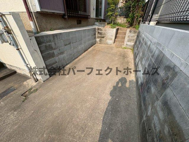 須山町戸建　賃貸の駐車場|駐車場があるので、車を買う予定の方も安心です