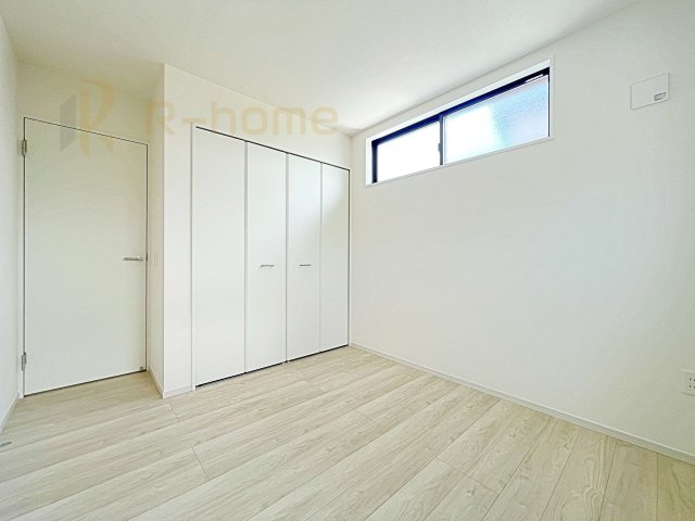 笠間市南友部1期　新築戸建て　2号棟の洋室|どんな部屋家具も合わせやすいシンプルな洋室！
たっぷりの日差しと心地よい風が舞い込む住まい♪