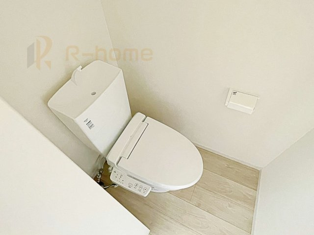 笠間市南友部1期　新築戸建て　2号棟のトイレ|温水洗浄便座付きのトイレ。
トイレが２ヵ所設置で朝の忙しい時間でも安心です。