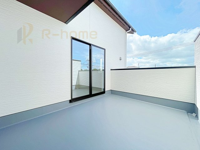 笠間市南友部1期　新築戸建て　2号棟のバルコニー|奥行きのあるバルコニーは、お子様をプールで遊ばせたり、カフェテラス風にしたり多目的に利用できます♪