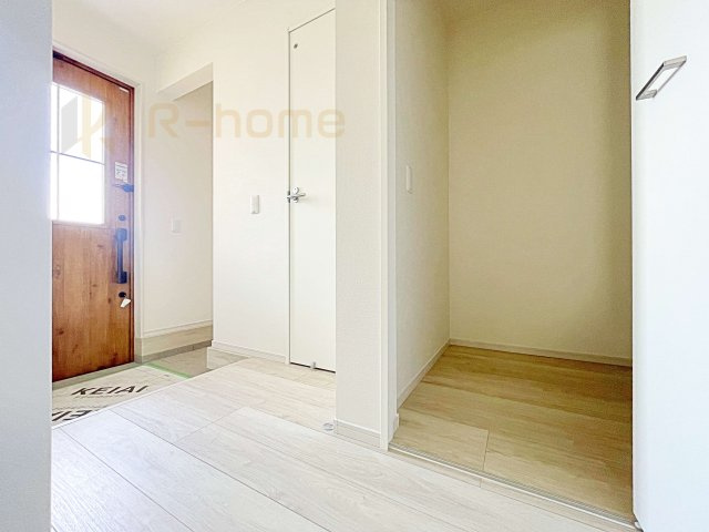 笠間市南友部1期　新築戸建て　2号棟の収納|1階廊下に便利な納戸付き！掃除用具や防災グッズなどの収納にも活用できます♪