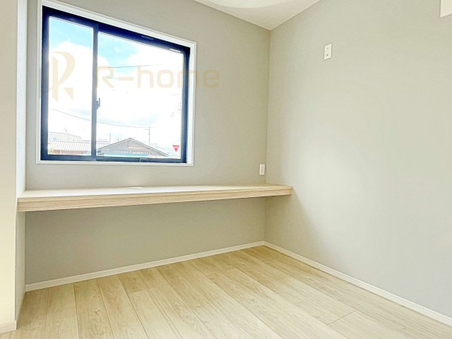 笠間市南友部1期　新築戸建て　2号棟の居間・リビング|アクセントクロスがお洒落なくつろぎ空間！使い勝手の良いカフェカウンター付き♪