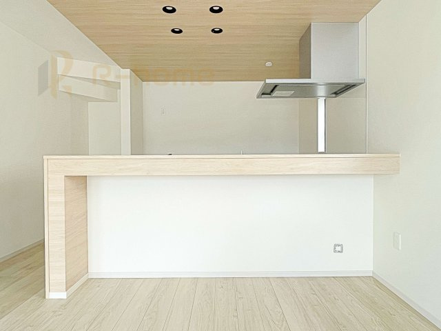 笠間市南友部1期　新築戸建て　2号棟のキッチン|コンロ前も壁がない嬉しい仕様！料理をしながら会話を楽しめます♪