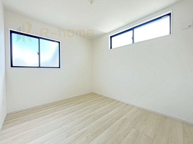 笠間市南友部1期　新築戸建て　2号棟の洋室|2面窓の風通しの良い洋室です♪差し込む暖かな陽当たりで、室内がくつろげる空間に早変わりです♪