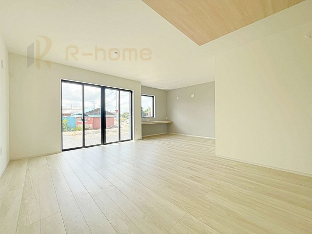 笠間市南友部1期　新築戸建て　2号棟の居間・リビング|広々としたLDK♪自然と家族が集まるリビング階段プラン♪