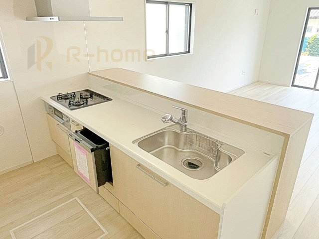 笠間市南友部1期　新築戸建て　2号棟のキッチン|料理をしながら家族とコミュニケーションが取れる対面式システムキッチン。便利なビルトイン食洗機付き！