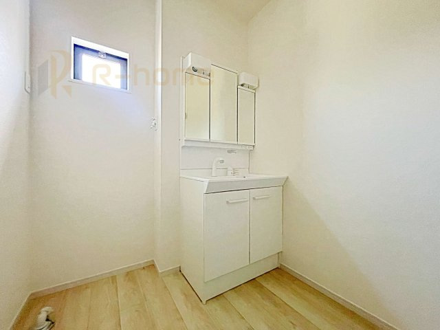 笠間市南友部1期　新築戸建て　2号棟の洗面所|清潔感溢れる洗面台は嬉しい三面鏡付き。洗剤や歯ブラシなどもすっきり収納できます♪