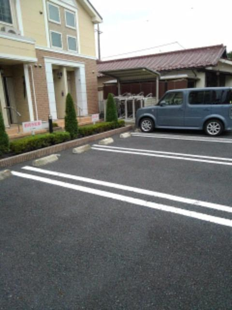 メゾンセレノの駐車場