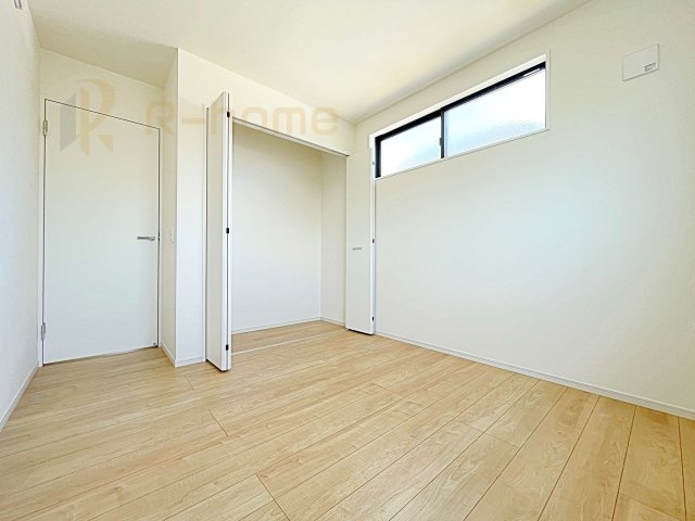 笠間市南友部1期　新築戸建て　3号棟の洋室|どんな部屋家具も合わせやすいシンプルな洋室！
たっぷりの日差しと心地よい風が舞い込む住まい♪