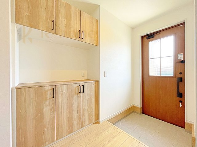 笠間市南友部1期　新築戸建て　3号棟の玄関|気持ちよくご家族やゲストを送迎できる穏やかな雰囲気の玄関♪土間収納付きで玄関周りスッキリ！
