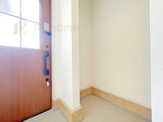 笠間市南友部1期　新築戸建て　3号棟の玄関|ベビーカーなどもスッキリ収納できる土間収納！