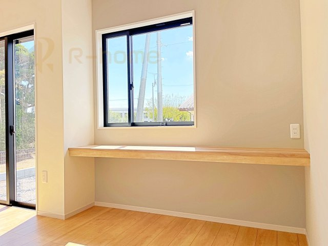 笠間市南友部1期　新築戸建て　3号棟の居間・リビング|リビングに使い勝手の良いカフェカウンター付き♪