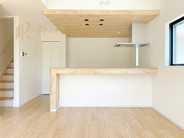 笠間市南友部1期　新築戸建て　3号棟のキッチン|リビングで遊ぶお子様にも目が届くカウンターキッチン！