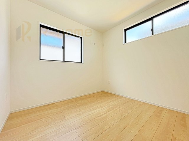 笠間市南友部1期　新築戸建て　3号棟の洋室|2面窓の風通しの良い洋室です♪差し込む暖かな陽当たりで、室内がくつろげる空間に早変わりです♪