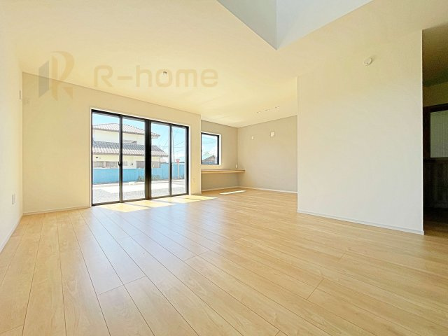 笠間市南友部1期　新築戸建て　3号棟の居間・リビング|吹抜けの開放的な広々LDK！ウォークインクローゼット付きで居住空間スッキリ♪