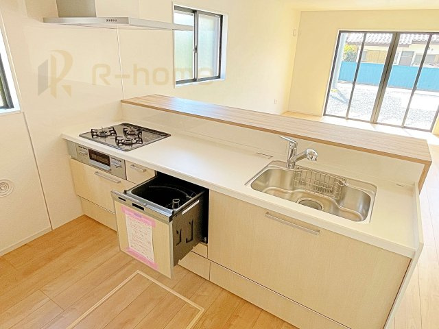 笠間市南友部1期　新築戸建て　3号棟のキッチン|料理をしながら家族とコミュニケーションが取れる対面式システムキッチン。便利なビルトイン食洗機！