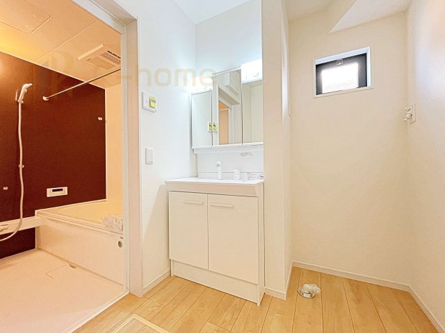 笠間市南友部1期　新築戸建て　3号棟の洗面所|清潔感溢れる洗面台は嬉しい三面鏡付き。洗剤や歯ブラシなどもすっきり収納できます♪