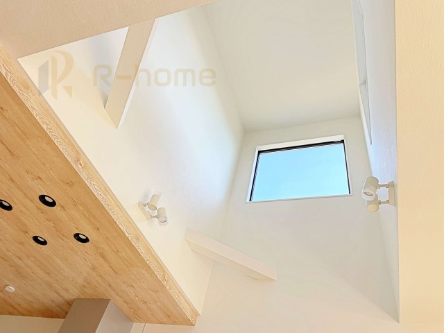 笠間市南友部1期　新築戸建て　3号棟のダイニング|上部吹抜けの開放的なダイニングスペース！自然光が差し込む心地よい空間♪