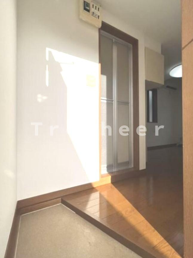 ドミシルAya拾番館の玄関