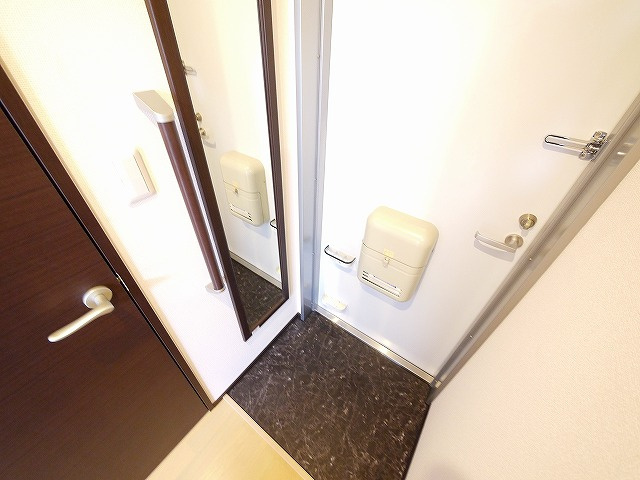 レオネクスト清都Ⅱの玄関|収納もある玄関です