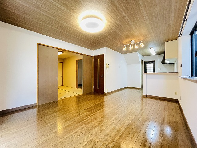 【居間・リビング】 | 春日市紅葉ヶ丘西7丁目　戸建て | ＬＤＫ＋隣接和室の間仕切りを開放すれば更にゆったりくつろげます