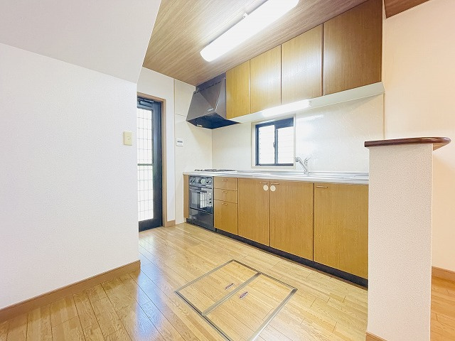 【キッチン】 | 春日市紅葉ヶ丘西7丁目　戸建て | 日差しの取り込み窓で明るさが確保されたキッチン♪吊戸棚もあり、調理器具も整頓しやすいです。