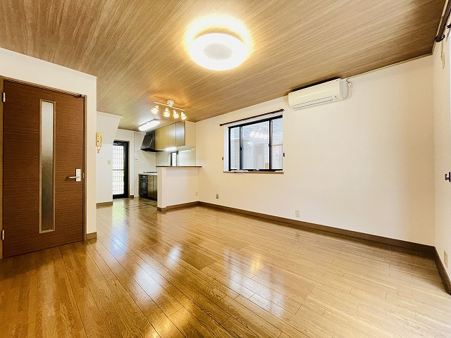 【居間・リビング】 | 春日市紅葉ヶ丘西7丁目　戸建て | 二面採光の明るいリビングは家具を配置しやすい造りです