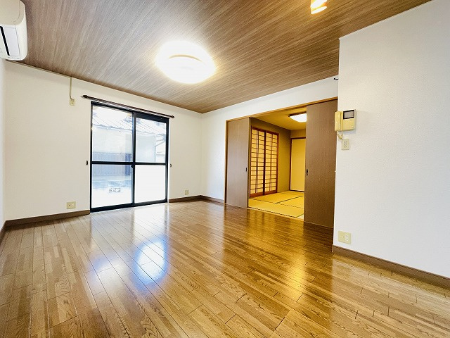 【居間・リビング】 | 春日市紅葉ヶ丘西7丁目　戸建て | リビングと面した和室は目が届きやすく、お子様の部屋や寝室としてもご使用頂けます◎