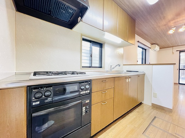 【キッチン】 | 春日市紅葉ヶ丘西7丁目　戸建て | シンク下の開き戸箇所には収納ボックスを配置すると、整理整頓もしやすく収納力もUPします！