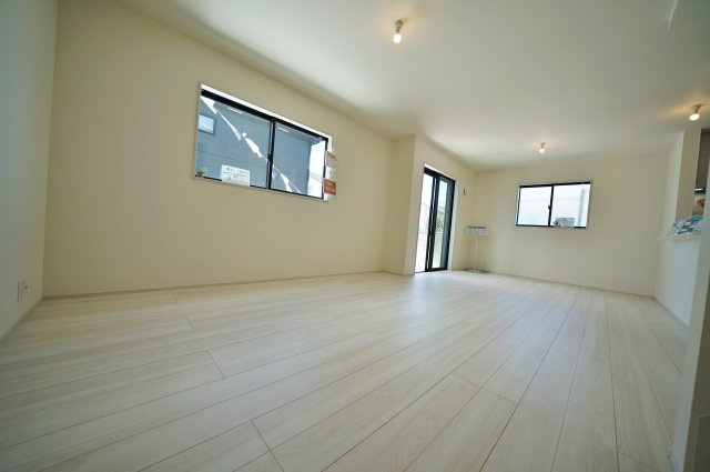 【横浜市旭区川井本町92-17新築戸建て】★仲介手数料無料★（川井小学校・都岡中学校）の居間・リビング