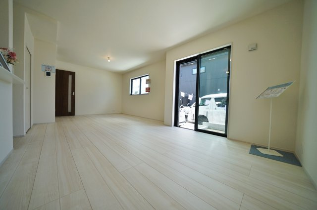 【横浜市旭区川井本町92-17新築戸建て】★仲介手数料無料★（川井小学校・都岡中学校）の居間・リビング