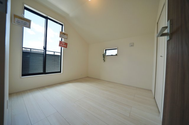 【横浜市旭区川井本町92-17新築戸建て】★仲介手数料無料★（川井小学校・都岡中学校）の洋室