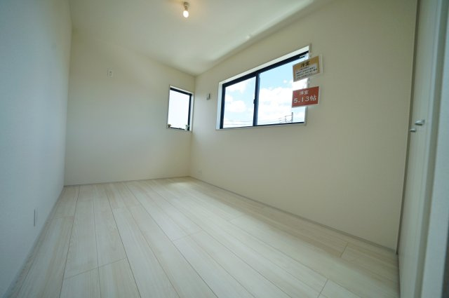 【横浜市旭区川井本町92-17新築戸建て】★仲介手数料無料★（川井小学校・都岡中学校）の洋室